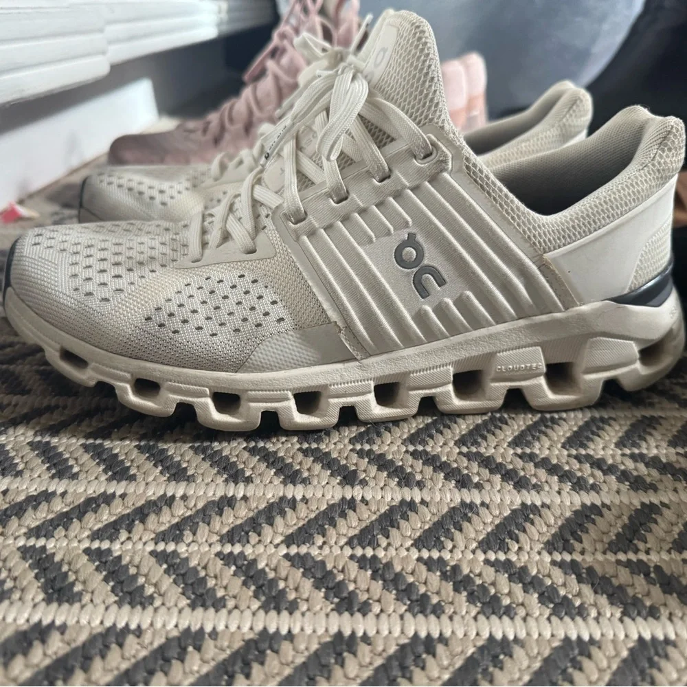 On cloud running shoes - Picture 1 of 4